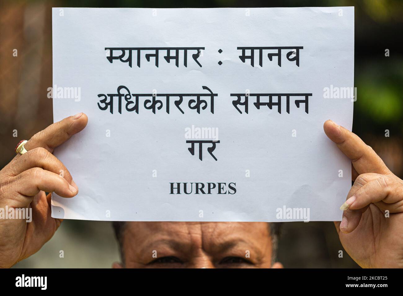 Gli attivisti della Società per i diritti umani e la Pace protestano contro il colpo di stato militare del Myanmar davanti alla Casa delle Nazioni Unite a Pulchowk, Nepal, martedì 30 marzo 2021. (Foto di Rojan Shrestha/NurPhoto) Foto Stock
