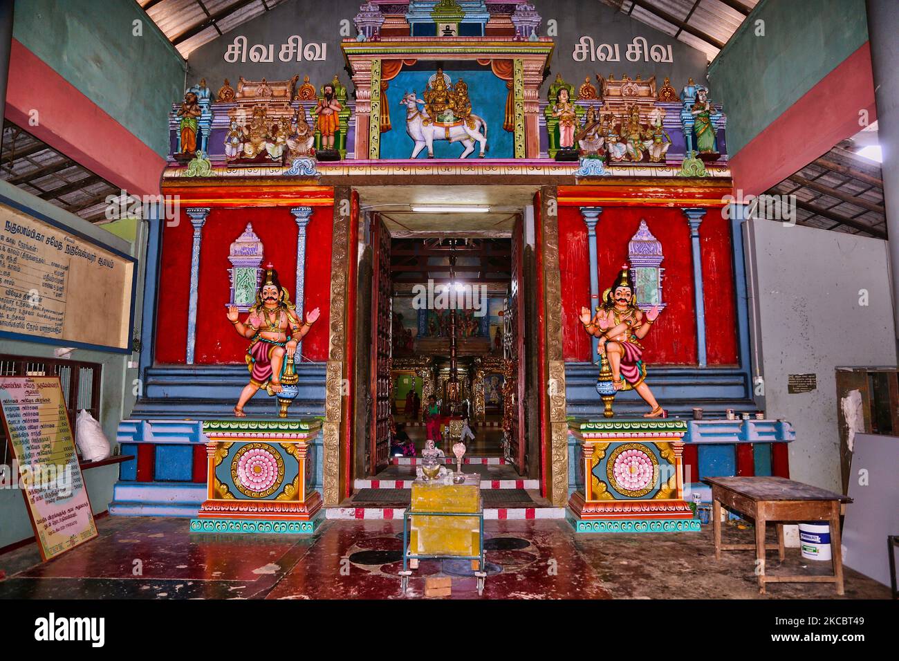 Tempio indù di Keerimalai Naguleswaram (Thirutambaleswaram Kovil di Keerimalai) situato a Keerimalai, Sri Lanka. Questo tempio è uno dei santuari più antichi della regione ed è stato in gran parte distrutto dai missionari gesuiti in seguito alla conquista portoghese del regno di Jaffna. Fu poi restaurata da Arumuka Navalar nel 1894 e fu occupata dall'esercito dello Sri Lanka nel 1983 e bombardata dall'aviazione militare dello Sri Lanka nel 1993. Il tempio è ora in fase di restauro. (Foto di Creative Touch Imaging Ltd./NurPhoto) Foto Stock Tempio indù di Keerimalai Naguleswaram (Thirutambaleswaram Kovil di Keerimalai) situato a Keerimalai, Sri Lanka. Questo tempio è uno dei santuari più antichi della regione ed è stato in gran parte distrutto dai missionari gesuiti in seguito alla conquista portoghese del regno di Jaffna. Fu poi restaurata da Arumuka Navalar nel 1894 e fu occupata dall'esercito dello Sri Lanka nel 1983 e bombardata dall'aviazione militare dello Sri Lanka nel 1993. Il tempio è ora in fase di restauro. (Foto di Creative Touch Imaging Ltd./NurPhoto) Foto Stock