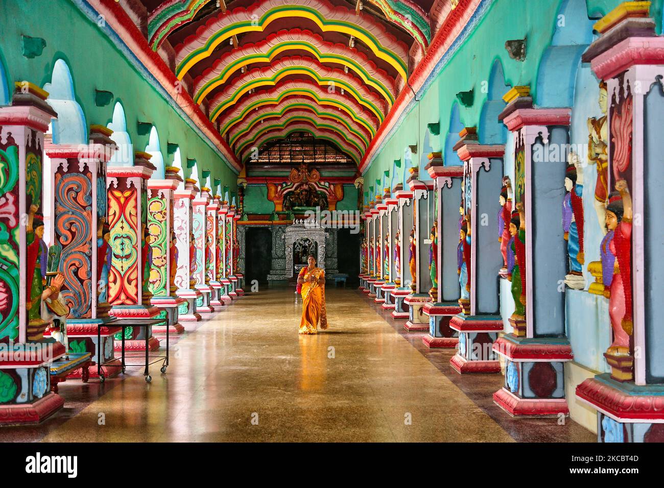 Tempio indù di Keerimalai Naguleswaram (Thirutambaleswaram Kovil di Keerimalai) situato a Keerimalai, Sri Lanka. Questo tempio è uno dei santuari più antichi della regione ed è stato in gran parte distrutto dai missionari gesuiti in seguito alla conquista portoghese del regno di Jaffna. Fu poi restaurata da Arumuka Navalar nel 1894 e fu occupata dall'esercito dello Sri Lanka nel 1983 e bombardata dall'aviazione militare dello Sri Lanka nel 1993. Il tempio è ora in fase di restauro. (Foto di Creative Touch Imaging Ltd./NurPhoto) Foto Stock Tempio indù di Keerimalai Naguleswaram (Thirutambaleswaram Kovil di Keerimalai) situato a Keerimalai, Sri Lanka. Questo tempio è uno dei santuari più antichi della regione ed è stato in gran parte distrutto dai missionari gesuiti in seguito alla conquista portoghese del regno di Jaffna. Fu poi restaurata da Arumuka Navalar nel 1894 e fu occupata dall'esercito dello Sri Lanka nel 1983 e bombardata dall'aviazione militare dello Sri Lanka nel 1993. Il tempio è ora in fase di restauro. (Foto di Creative Touch Imaging Ltd./NurPhoto) Foto Stock