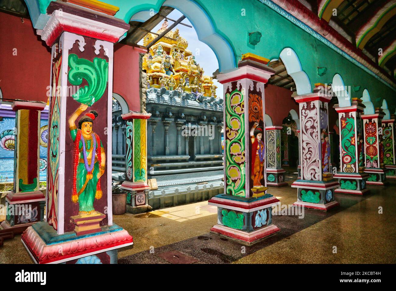 Tempio indù di Keerimalai Naguleswaram (Thirutambaleswaram Kovil di Keerimalai) situato a Keerimalai, Sri Lanka. Questo tempio è uno dei santuari più antichi della regione ed è stato in gran parte distrutto dai missionari gesuiti in seguito alla conquista portoghese del regno di Jaffna. Fu poi restaurata da Arumuka Navalar nel 1894 e fu occupata dall'esercito dello Sri Lanka nel 1983 e bombardata dall'aviazione militare dello Sri Lanka nel 1993. Il tempio è ora in fase di restauro. (Foto di Creative Touch Imaging Ltd./NurPhoto) Foto Stock Tempio indù di Keerimalai Naguleswaram (Thirutambaleswaram Kovil di Keerimalai) situato a Keerimalai, Sri Lanka. Questo tempio è uno dei santuari più antichi della regione ed è stato in gran parte distrutto dai missionari gesuiti in seguito alla conquista portoghese del regno di Jaffna. Fu poi restaurata da Arumuka Navalar nel 1894 e fu occupata dall'esercito dello Sri Lanka nel 1983 e bombardata dall'aviazione militare dello Sri Lanka nel 1993. Il tempio è ora in fase di restauro. (Foto di Creative Touch Imaging Ltd./NurPhoto) Foto Stock