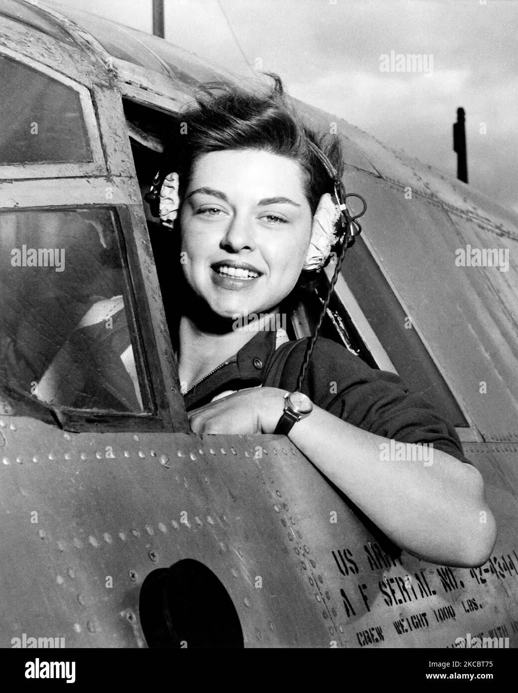Un pilota dell'aeronautica militare femminile che guarda fuori dal suo finestrino prima del decollo durante la seconda guerra mondiale, 1943. Foto Stock
