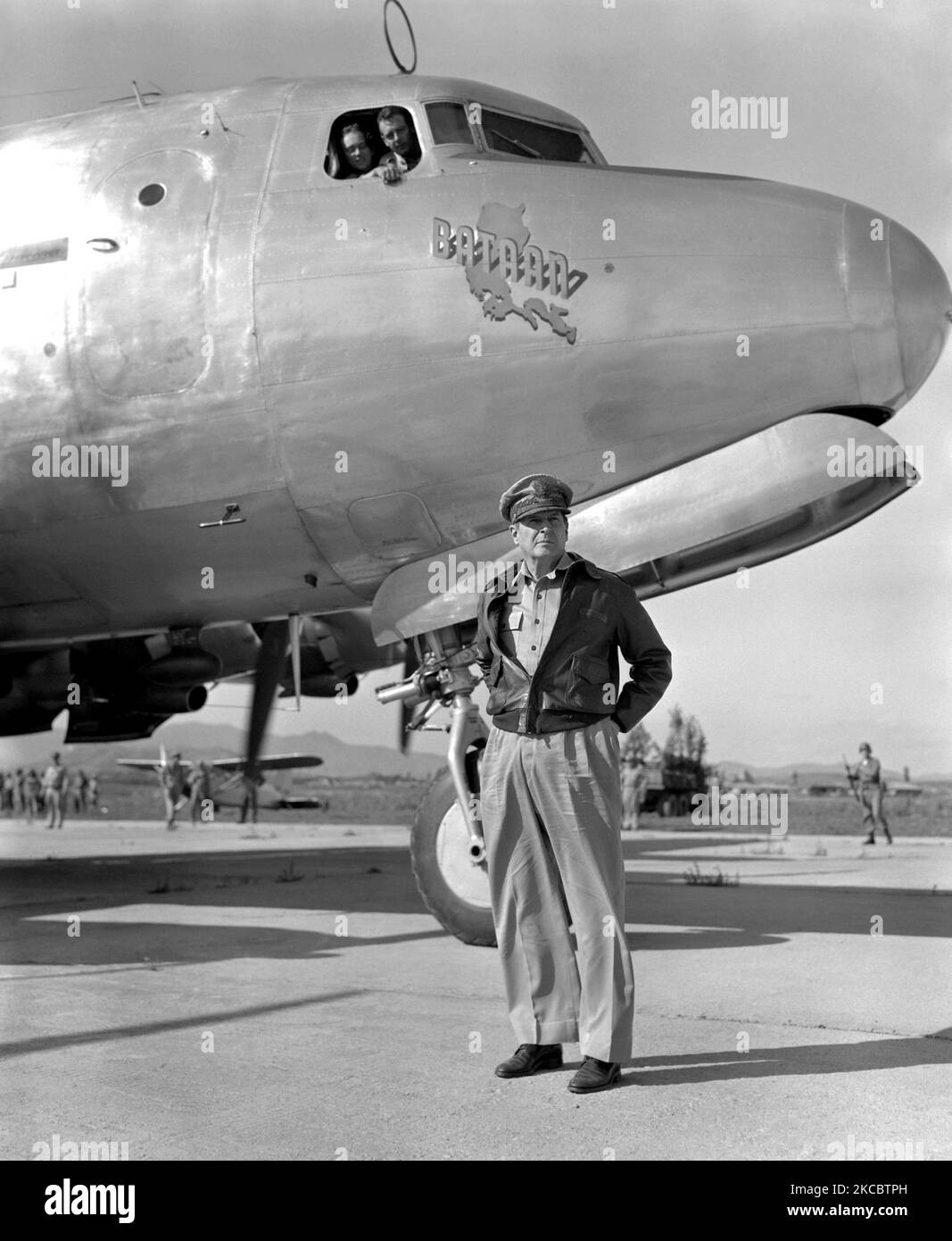 Il generale Douglas MacArthur posa davanti al suo aereo Skymaster C-54 durante la guerra di Corea. Foto Stock