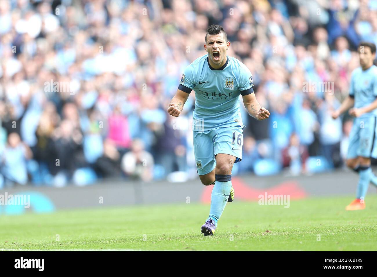 Sergio Aguero di Manchester City durante Manchester City / Tottenham Hotspur Barclays Premier League. 18/10/2014 Sergio Agero di Manchester City festeggia il punteggio di una penalità per dare a City un vantaggio di 3-1 dollari durante la partita della Barclays Premier League tra Manchester City e Tottenham Hotspur all'Etihad Stadium di Manchester Sabato 18th 2014 ottobre Media Image Ltd. Fa accreditato. Numero di licenza Premier League: PL14/15/P4864. Numero di licenza della Lega di calcio: FLGE14/15/P4864. Numero di licenza per la conferenza di calcio: PCONF 217/14 Tel +44(0)7974 568 859.email andi@mediaimage.ltd.uk, 16 Bowness Avenue, Cheadle Hulme. S Foto Stock