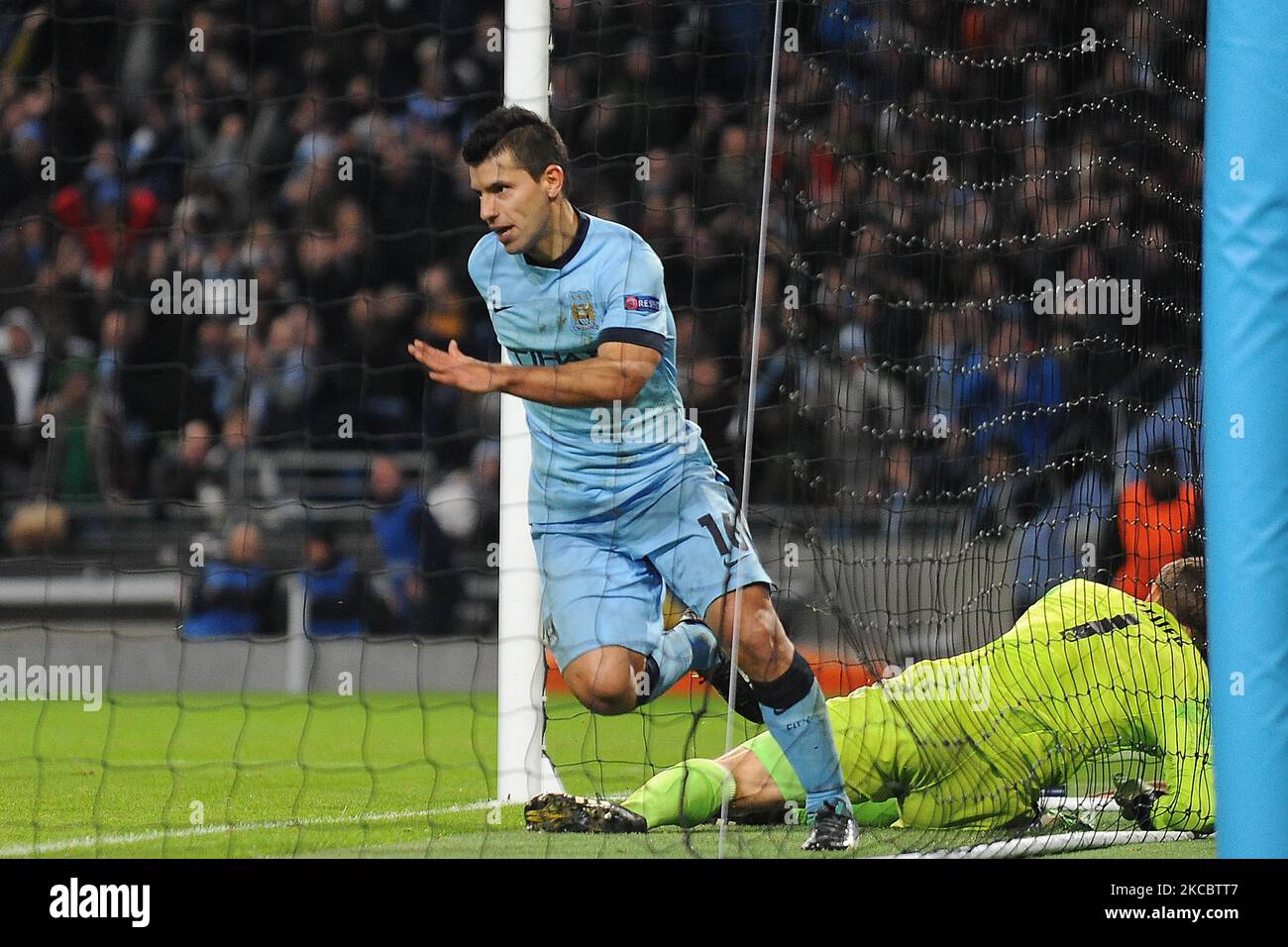 Manchester Citys Sergio Aguero raccoglie la palla dopo aver segnato il suo secondo gol durante la partita della UEFA Champions League tra Manchester City e Bayern Monaco presso lo Stadio Etihad martedì 25th novembre 2014 (Foto di MI News/NurPhoto) Foto Stock