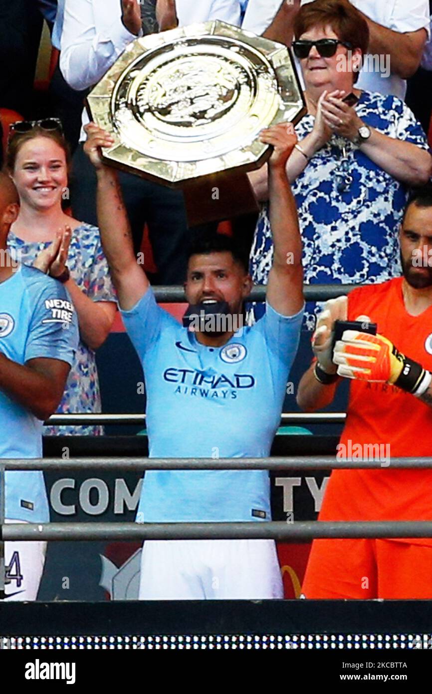 Uomo della partita e marcatore di entrambi i gol Sergio Aguero di Manchester City mostra lo Scudo comunitario dopo la partita tra Chelsea e Manchester City allo Stadio di Wembley, Londra, domenica 5th agosto 2018. (Credit: John Cripps | MI News & Sport Ltd) (C)MI News & Sport Ltd Tel: +44 7752 571576 e-mail: markf@mediaimage.co.uk Indirizzo: 1 Victoria Grove, Stockton on Tees, TS19 7EL. (Foto di MI News/NurPhoto) Foto Stock