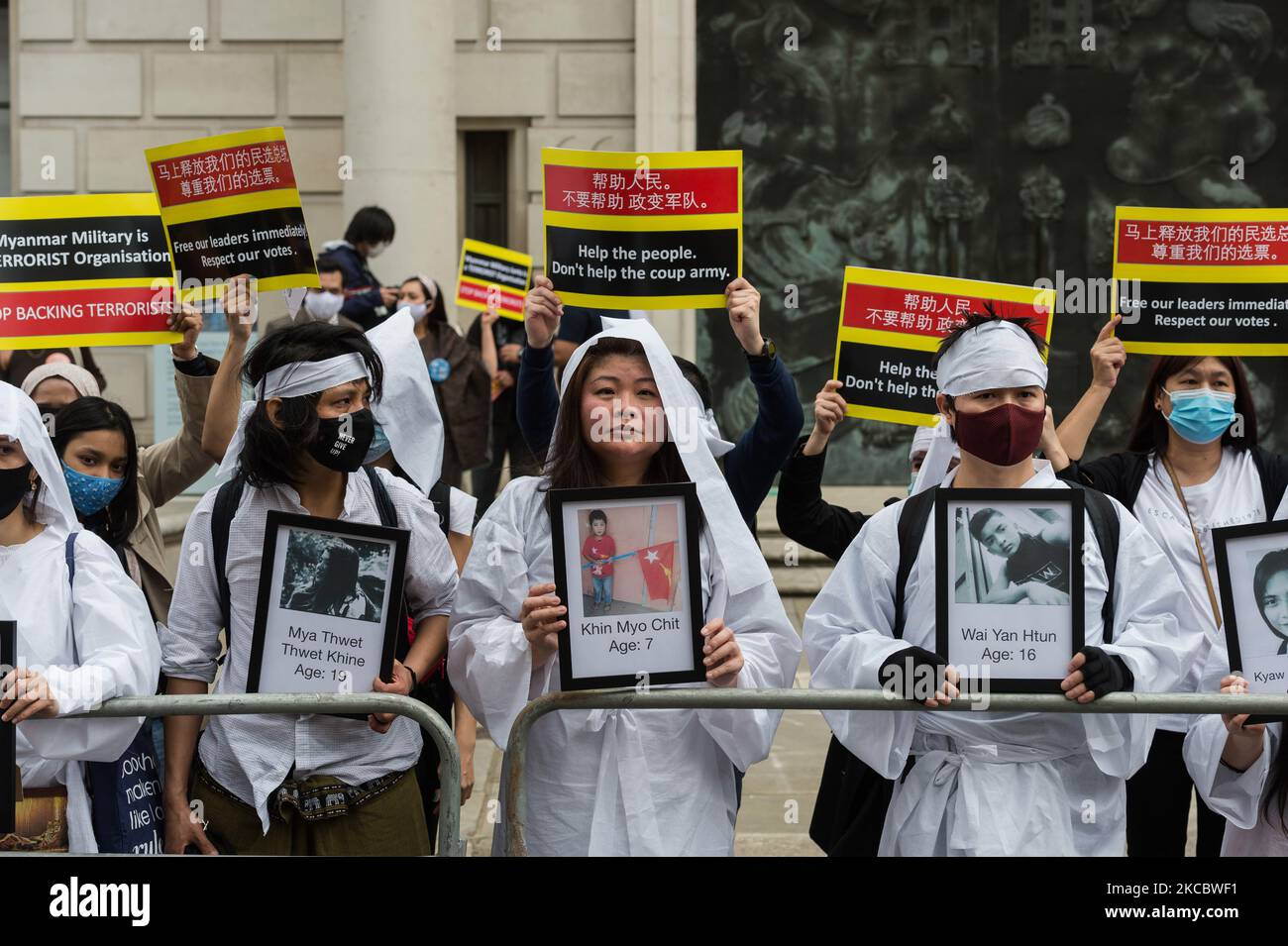 LONDRA, REGNO UNITO - 31 MARZO 2021: I manifestanti che indossano un tradizionale abbigliamento funerario cinese bianco dimostrano al di fuori dell'ambasciata cinese nel centro di Londra contro il colpo di stato militare e l'uccisione di civili durante le proteste a favore della democrazia in Myanmar, il 31 marzo 2021 a Londra, Inghilterra. Dal colpo di stato militare del 1 febbraio, più di 520 persone, bambini compresi, sono state uccise dalle forze di sicurezza, in un giro di vite contro i manifestanti che chiedono il ripristino del governo civile democraticamente eletto e il rilascio dei leader incarcerati Aung San Suu Kyi e U Win Myint. (Foto di Wiktor Foto Stock