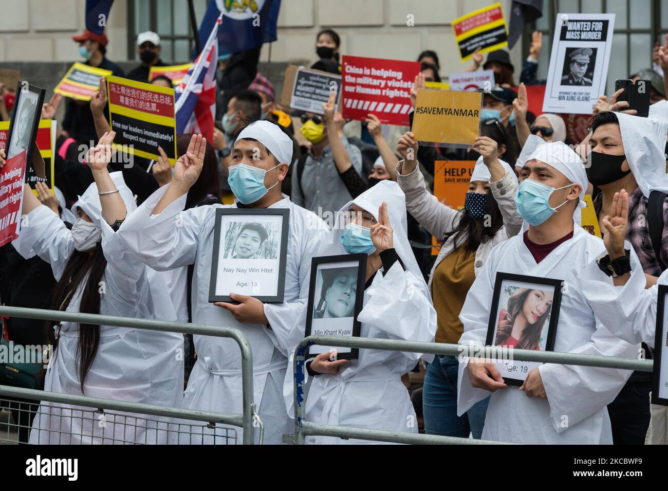 LONDRA, REGNO UNITO - 31 MARZO 2021: I manifestanti che indossano il tradizionale abbigliamento funerario cinese bianco salutano con tre dita come dimostrano al di fuori dell'ambasciata cinese nel centro di Londra contro il colpo di stato militare e l'uccisione di civili durante le proteste a favore della democrazia in Myanmar, il 31 marzo 2021 a Londra, Inghilterra. Dopo il colpo di stato militare del 1 febbraio, più di 520 persone, compresi i bambini, sono state uccise dalle forze di sicurezza, in un giro di vite contro i manifestanti che chiedevano il ripristino del governo civile democraticamente eletto e il rilascio dei leader incarcerati Aung San Suu Kyi Foto Stock