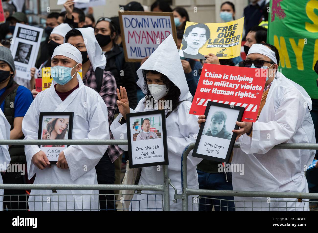 LONDRA, REGNO UNITO - 31 MARZO 2021: I manifestanti che indossano un tradizionale abbigliamento funerario cinese bianco dimostrano al di fuori dell'ambasciata cinese nel centro di Londra contro il colpo di stato militare e l'uccisione di civili durante le proteste a favore della democrazia in Myanmar, il 31 marzo 2021 a Londra, Inghilterra. Dal colpo di stato militare del 1 febbraio, più di 520 persone, bambini compresi, sono state uccise dalle forze di sicurezza, in un giro di vite contro i manifestanti che chiedono il ripristino del governo civile democraticamente eletto e il rilascio dei leader incarcerati Aung San Suu Kyi e U Win Myint. (Foto di Wiktor Foto Stock