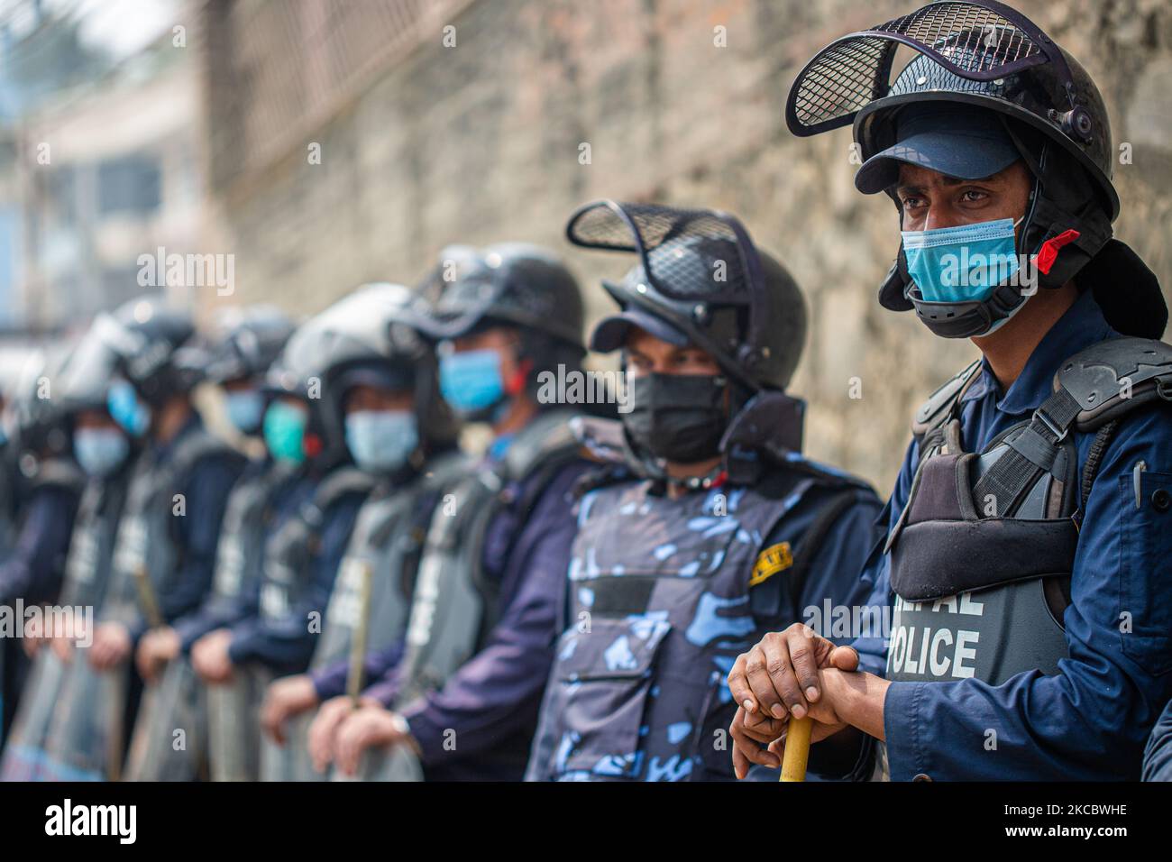 Guardia di polizia nepalese Ambasciata di Myanmar durante una protesta contro il colpo di stato militare in Myanmar a Lalitpur, Nepal il 31 marzo 2021. (Foto di Rojan Shrestha/NurPhoto) Foto Stock