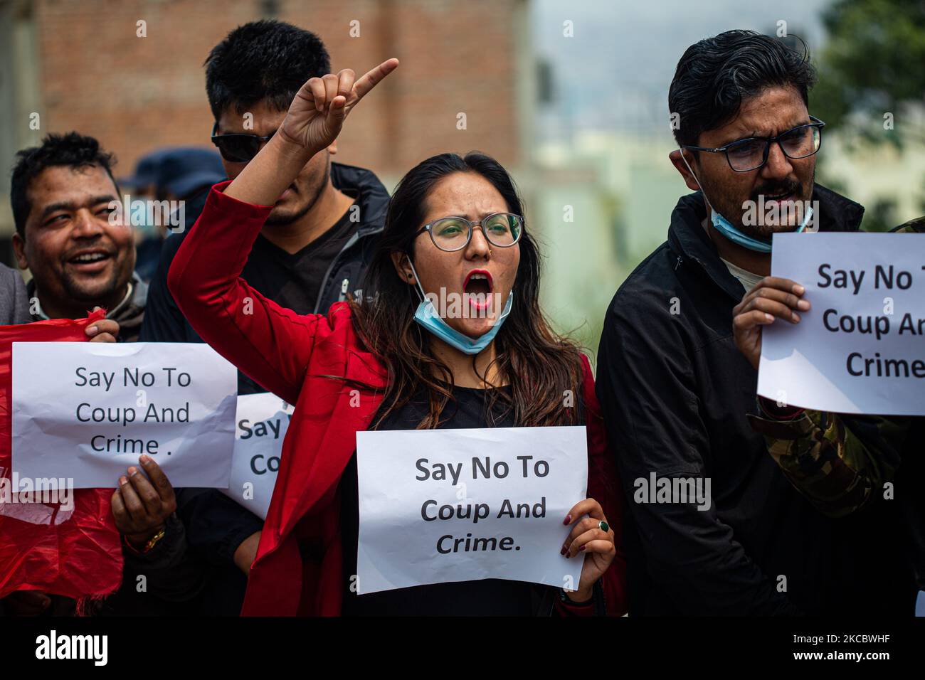 Gli studenti nepalesi canta lo slogan durante una protesta contro il colpo di stato militare in Myanmar di fronte all'ambasciata di Myanmar a Lalitpur, Nepal, il 31 marzo 2021. (Foto di Rojan Shrestha/NurPhoto) Foto Stock