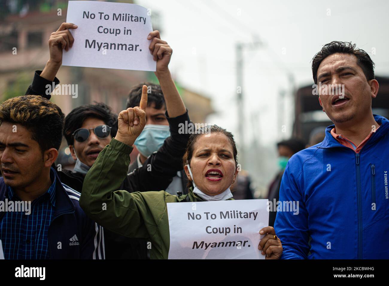 Protesta degli studenti nepalesi contro il colpo di stato militare in Myanmar di fronte all'ambasciata di Myanmar a Lalitpur, Nepal, il 31 marzo 2021. (Foto di Rojan Shrestha/NurPhoto) Foto Stock