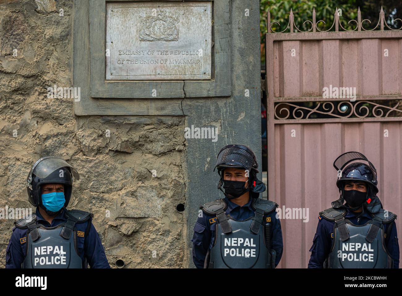Guardia di polizia nepalese Ambasciata di Myanmar durante una protesta contro il colpo di stato militare in Myanmar a Lalitpur, Nepal il 31 marzo 2021. (Foto di Rojan Shrestha/NurPhoto) Foto Stock