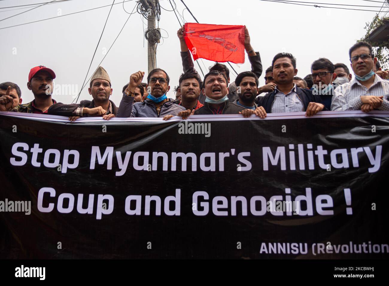 Protesta degli studenti nepalesi contro il colpo di stato militare in Myanmar di fronte all'ambasciata di Myanmar a Lalitpur, Nepal, il 31 marzo 2021. (Foto di Rojan Shrestha/NurPhoto) Foto Stock