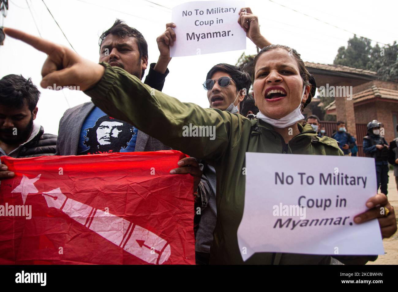 Protesta degli studenti nepalesi contro il colpo di stato militare in Myanmar di fronte all'ambasciata di Myanmar a Lalitpur, Nepal, il 31 marzo 2021. (Foto di Rojan Shrestha/NurPhoto) Foto Stock