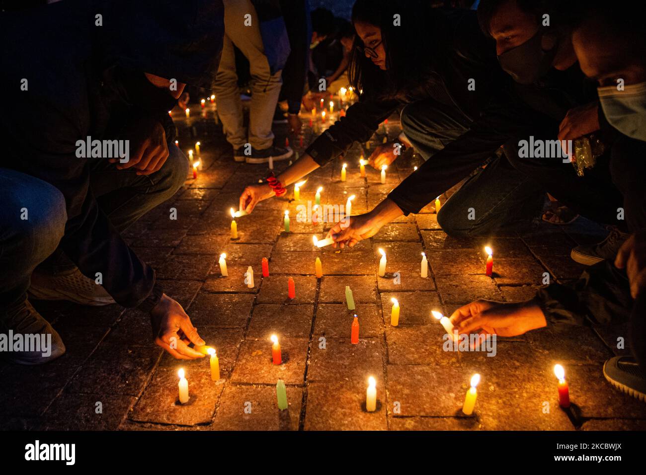I giovani nepalesi assistono a una veglia a lume di candela per coloro che sono morti nelle proteste durante il colpo di stato militare del Myanmar a Kathmandu, Nepal, il 31 marzo 2021. (Foto di Rojan Shrestha/NurPhoto) Foto Stock