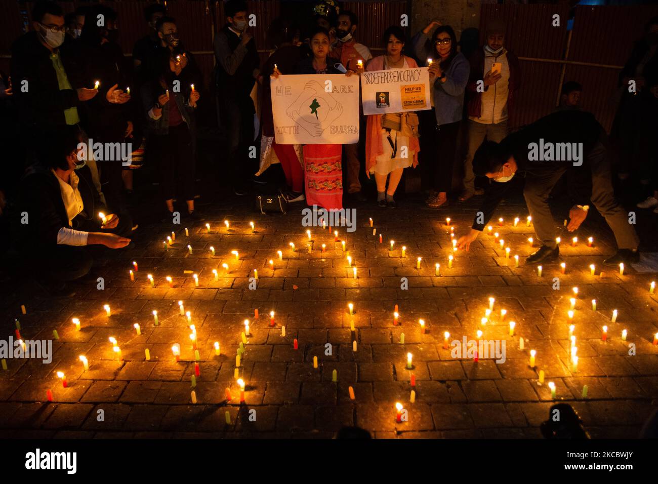 I giovani nepalesi assistono a una veglia a lume di candela per coloro che sono morti nelle proteste durante il colpo di stato militare del Myanmar a Kathmandu, Nepal, il 31 marzo 2021. (Foto di Rojan Shrestha/NurPhoto) Foto Stock