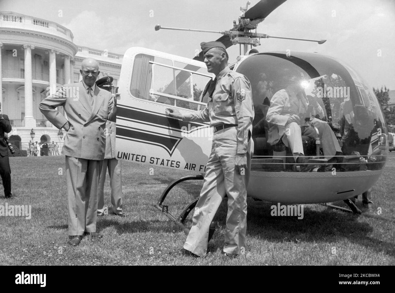 Dwight Eisenhower scendendo da un elicottero sulla Casa Bianca South Lawn. Foto Stock