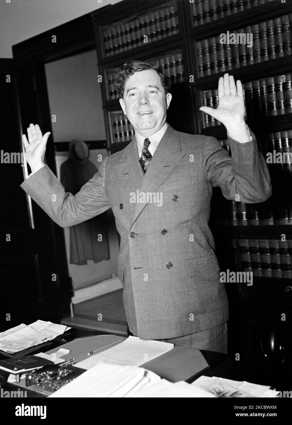 Il senatore della Louisiana Huey P. Long, in piedi alla sua scrivania, si pose con le mani in su nel gennaio 1935. Foto Stock