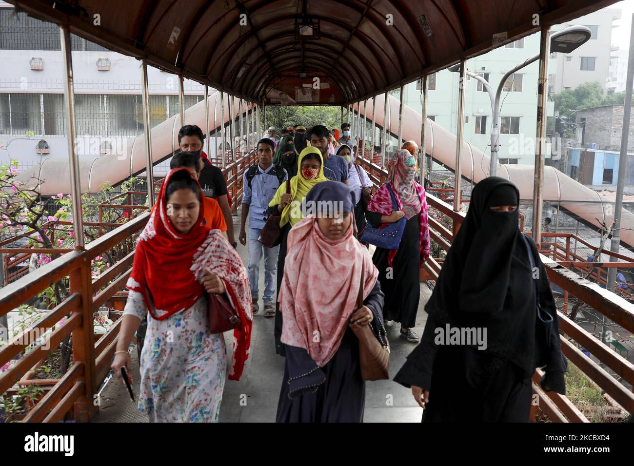 Capi di abbigliamento pronti i lavoratori si recheranno nella loro fabbrica quando la pandemia si trova in una situazione di emergenza a Dhaka, Bangladesh, giovedì 1 aprile 2021. (Foto di Kazi Salahuddin Razu/NurPhoto) Foto Stock