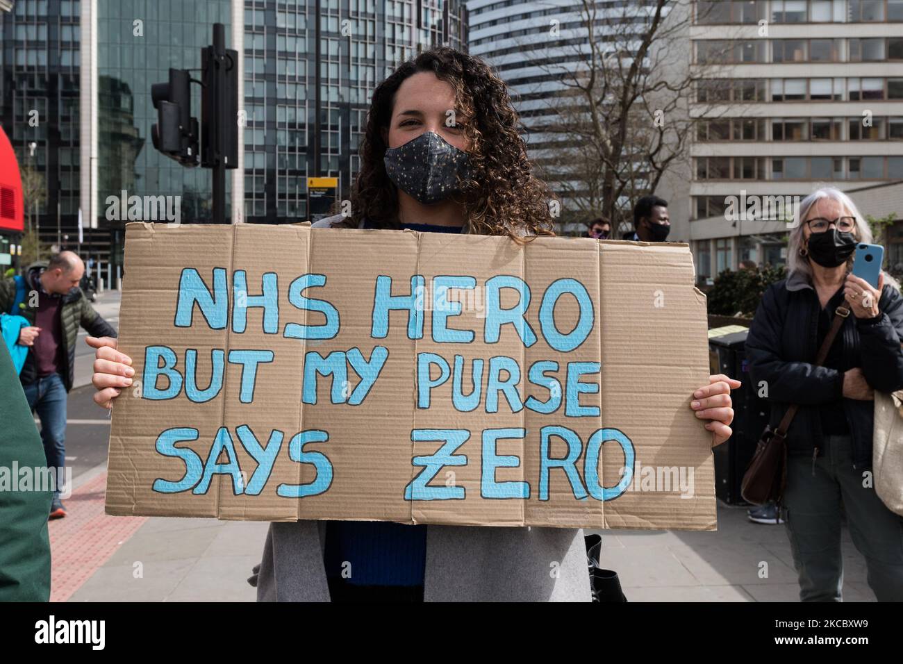 LONDRA, REGNO UNITO - 01 APRILE 2021: Fase del personale dell'NHS una protesta socialmente distanziata al di fuori del St Thomas' Hospital nel centro di Londra per chiedere un aumento delle retribuzioni del 15% al governo, il 01 aprile 2021 a Londra, Inghilterra. Il Dipartimento per la Salute e l'assistenza sociale ha raccomandato che il personale dell'NHS in Inghilterra riceva quest'anno un aumento della retribuzione del 1% nonostante la pressione senza precedenti degli operatori sanitari durante la pandemia di coronavirus. (Foto di Wiktor Szymanowicz/NurPhoto) Foto Stock