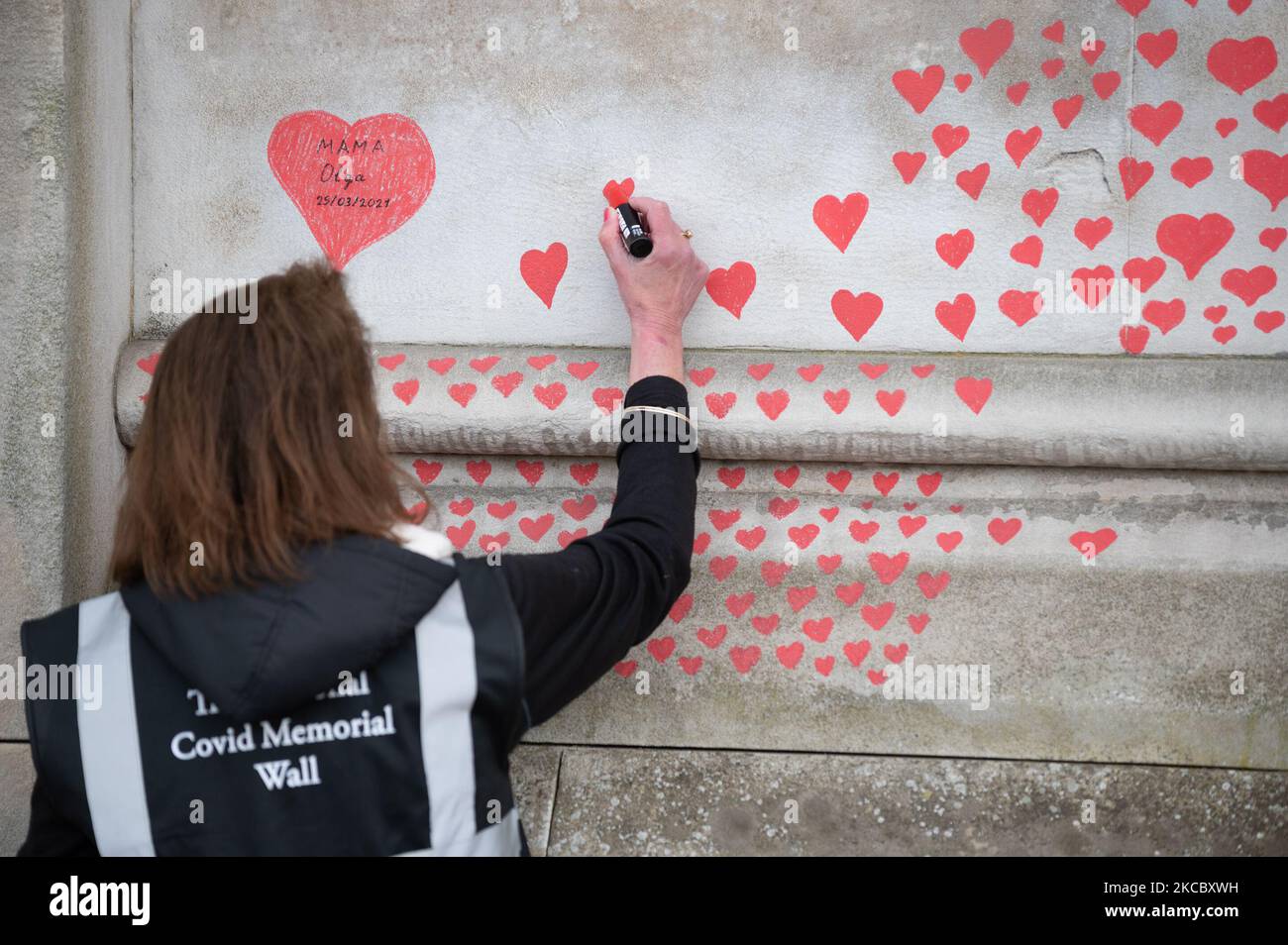Red Hearts visto sul National Covid Memorial Wall a Londra, Regno Unito il 1 aprile 2021. I cuori rossi saranno dipinti da volontari per le vittime nel Regno Unito sulla parete al di fuori del St Thomas' Hospital, di fronte al Parlamento. (Foto di Robin Pope/NurPhoto) Foto Stock