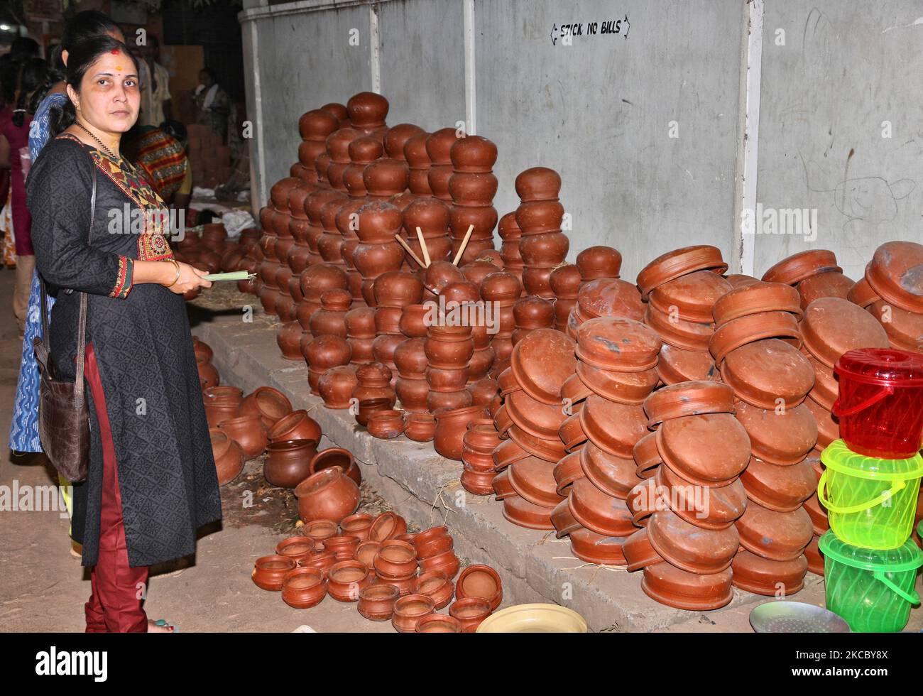 Le donne acquistano pentole di argilla per cucinare il pongala durante il festival Attukal Pongala Mahotsavam nella città di Thiruvananthapuram (Trivandrum), Kerala, India, il 19 febbraio 2019. L'Attukal Pongala Mahotsavam Festival è celebrato da milioni di donne indù ogni anno. Durante questo festival le donne preparano Pongala (riso cucinato con gaggery, ghee, cocco e altri ingredienti) all'aperto in piccole pentole per compiacere la dea Attukal Devi (popolarmente conosciuta come Attukal Amma) che si ritiene soddisfi i desideri dei suoi devoti e fornire prosperità. (Foto di Creative Touch Imaging Ltd./NurPhoto) Foto Stock