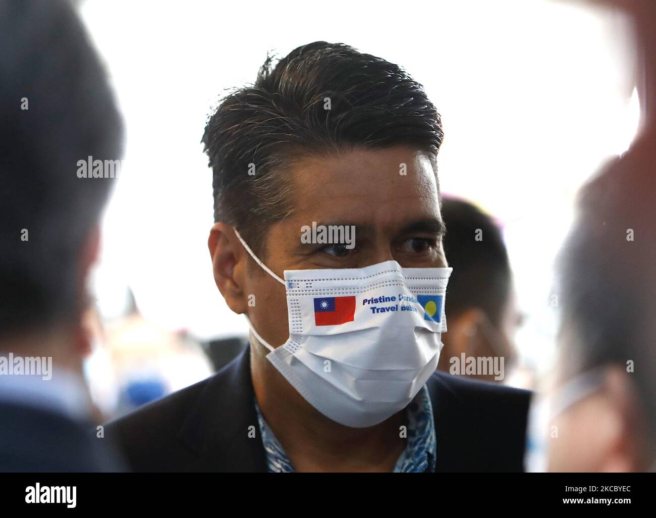 Il presidente di Palau, Surangel Whipps Jr, che indossa una maschera con bandiera Palau-Taiwan, raccoglie un contenitore per campioni, dato che Taiwan e Palau avviano un programma di bolle di viaggio che esonera i visitatori a sottoporsi a quarantena all'aeroporto vicino a Taipei il 1 aprile 2021; Come i turisti taiwanesi si sono diretti a Palau sotto la prima bolla di viaggio in Asia Indo-Pacifico. (Foto di Ceng Shou Yi/NurPhoto) Foto Stock