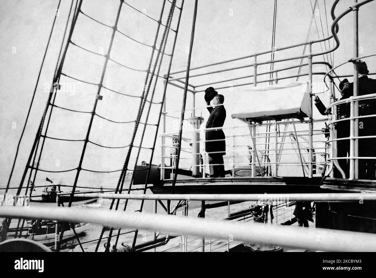 Presidente Theodore Roosevelt in piedi sul ponte della USS Mayflower, 1903. Foto Stock
