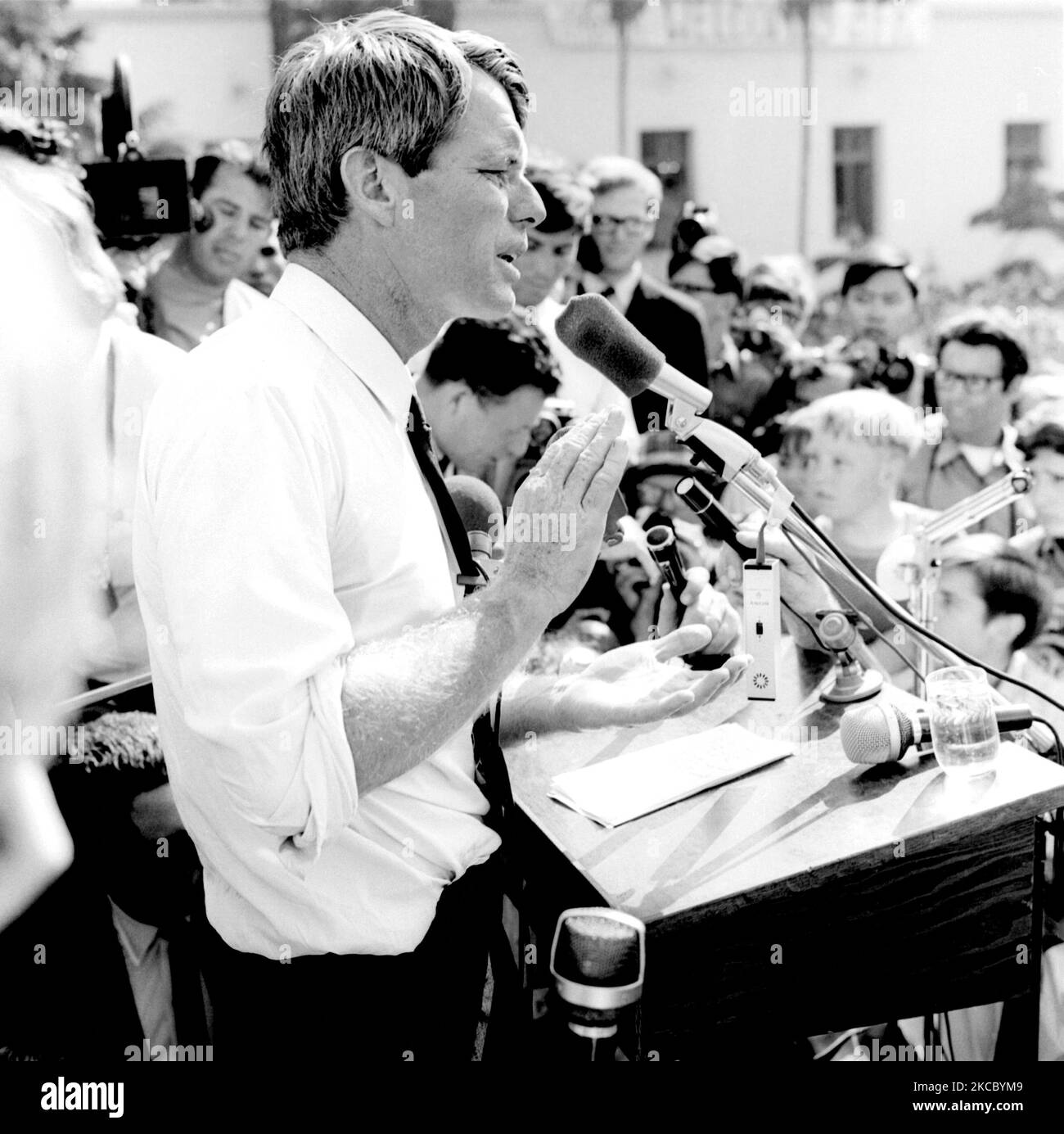 Robert F. Kennedy parlando ad una folla, 1968. Foto Stock