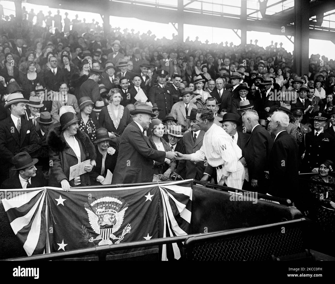 Il presidente Herbert Hoover riceve un baseball da Walter Johnson, che ha giocato per i senatori di Washington, 1931. Foto Stock