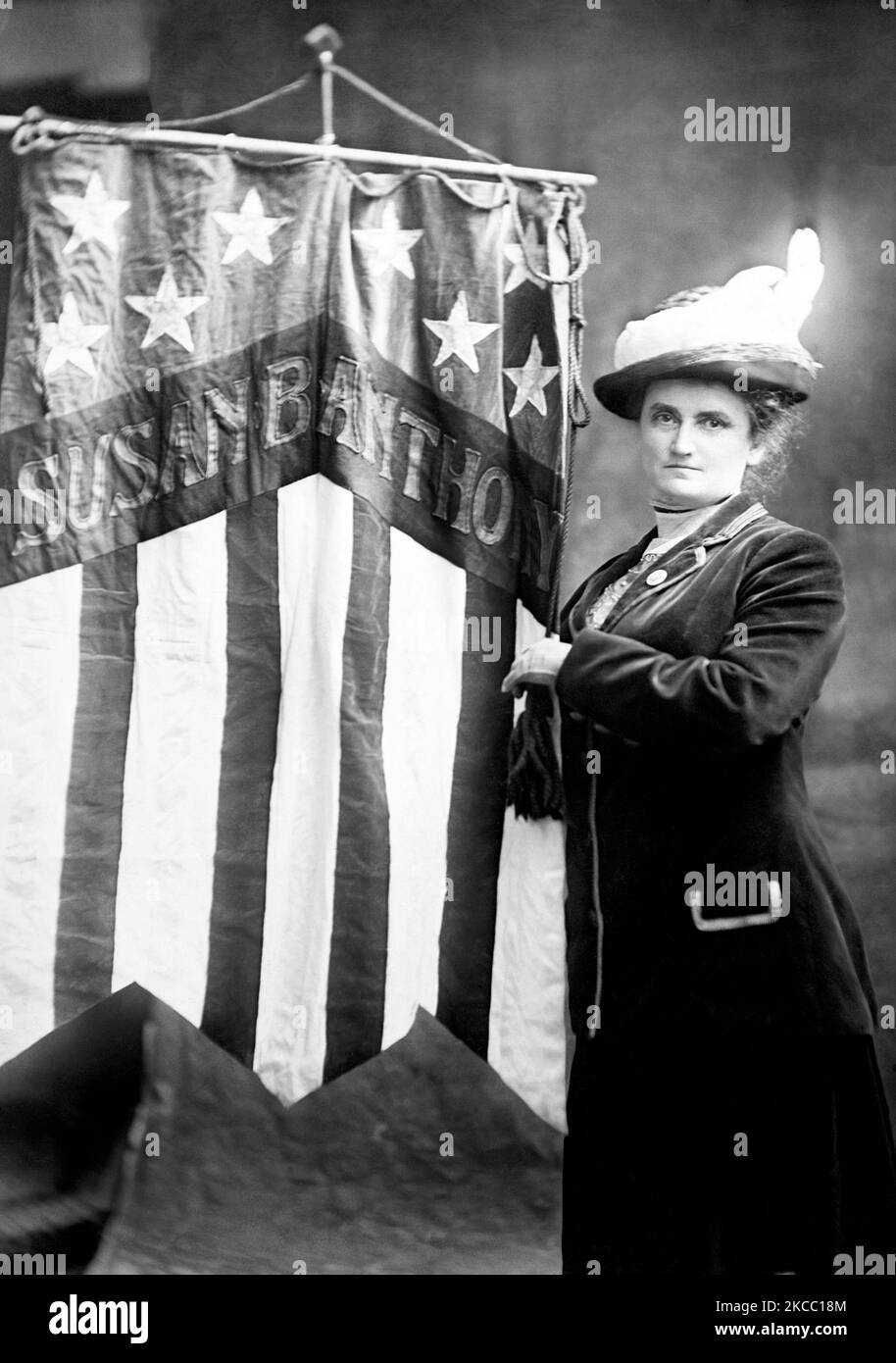 Lucy E. Anthony with a Susan B. Anthony Banner Foto Stock
