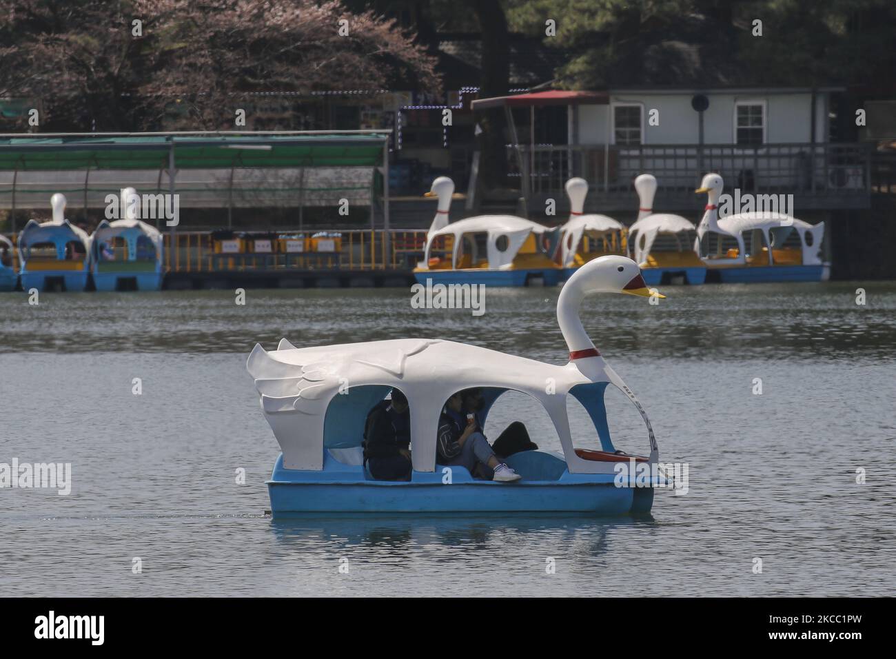 02 aprile 2021-Jecheon, Corea del Sud-visitatori in barca al lago Uirimji a Jecheon, Corea del Sud. (Foto di Seung-il Ryu/NurPhoto) Foto Stock