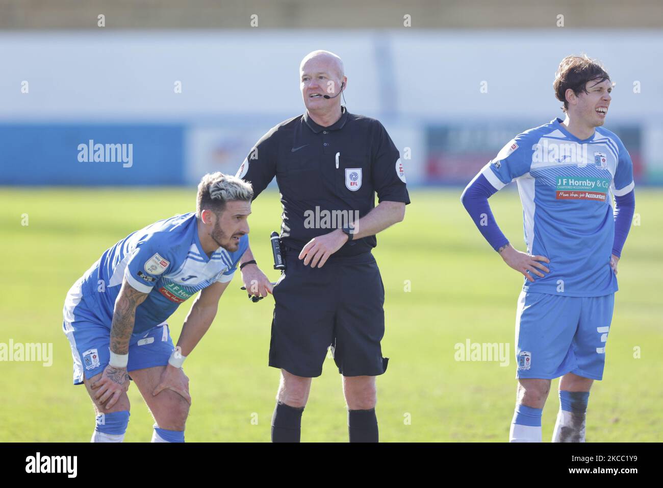 Mickey Demetriou della contea di Newport è mostrato un cartellino giallo da Lee Mason, l'arbitro della partita, durante la partita della SkyBet League 2 tra Barrow e Newport County presso l'Holker Street Stadium, Barrow-in-Furness, venerdì 2nd aprile 2021. (Foto di Pat Scaasi/MI News/NurPhoto) Foto Stock