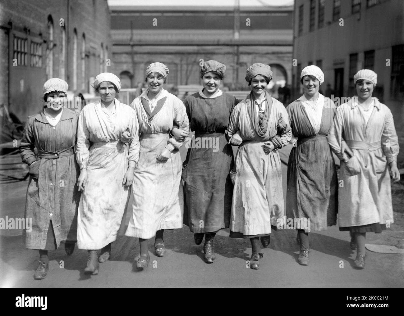 Un gruppo di lavoratrici in un cantiere navale durante la prima guerra mondiale, 1917. Foto Stock