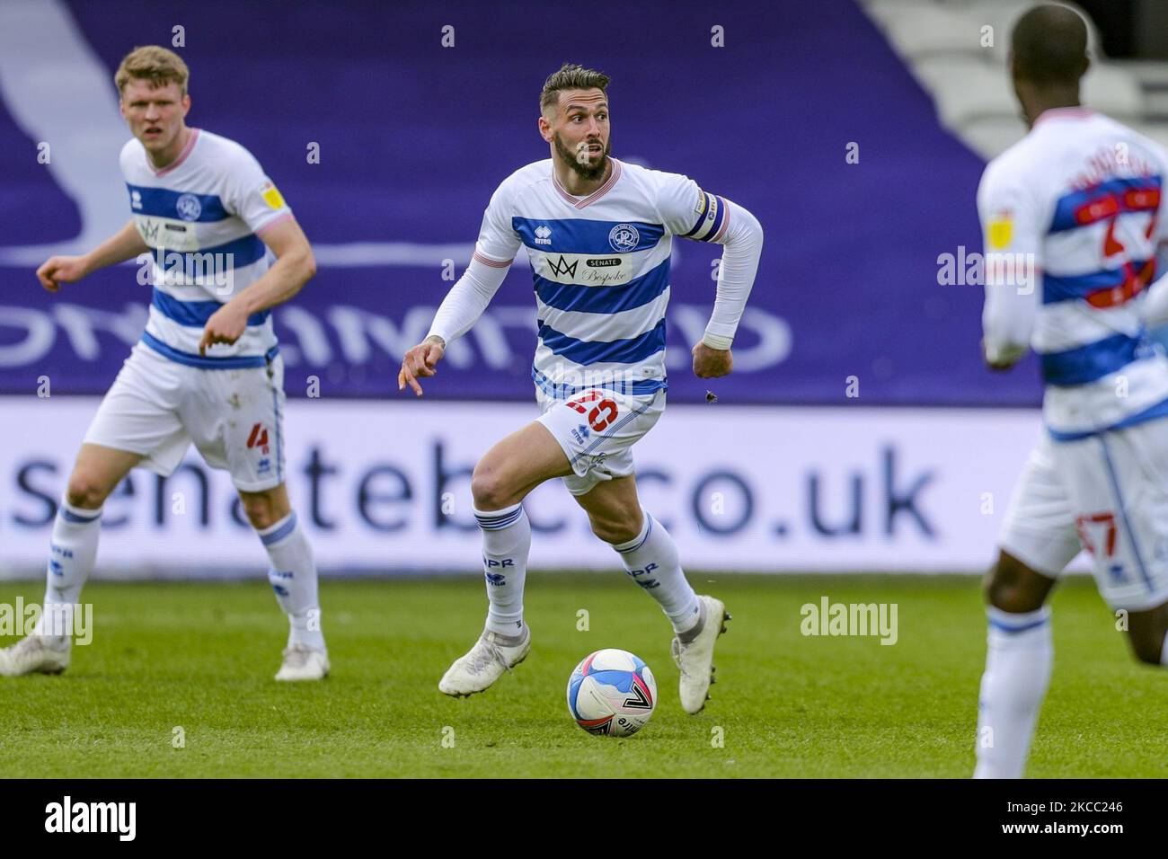 Il QPRs Geoff Cameron cerca un pass durante la partita del campionato Sky Bet tra i Queens Park Rangers e Coventry City al Kiyan Prince Foundation Stadium, Londra, venerdì 2nd aprile 2021. (Foto di Ian Randall/MI News/NurPhoto) Foto Stock