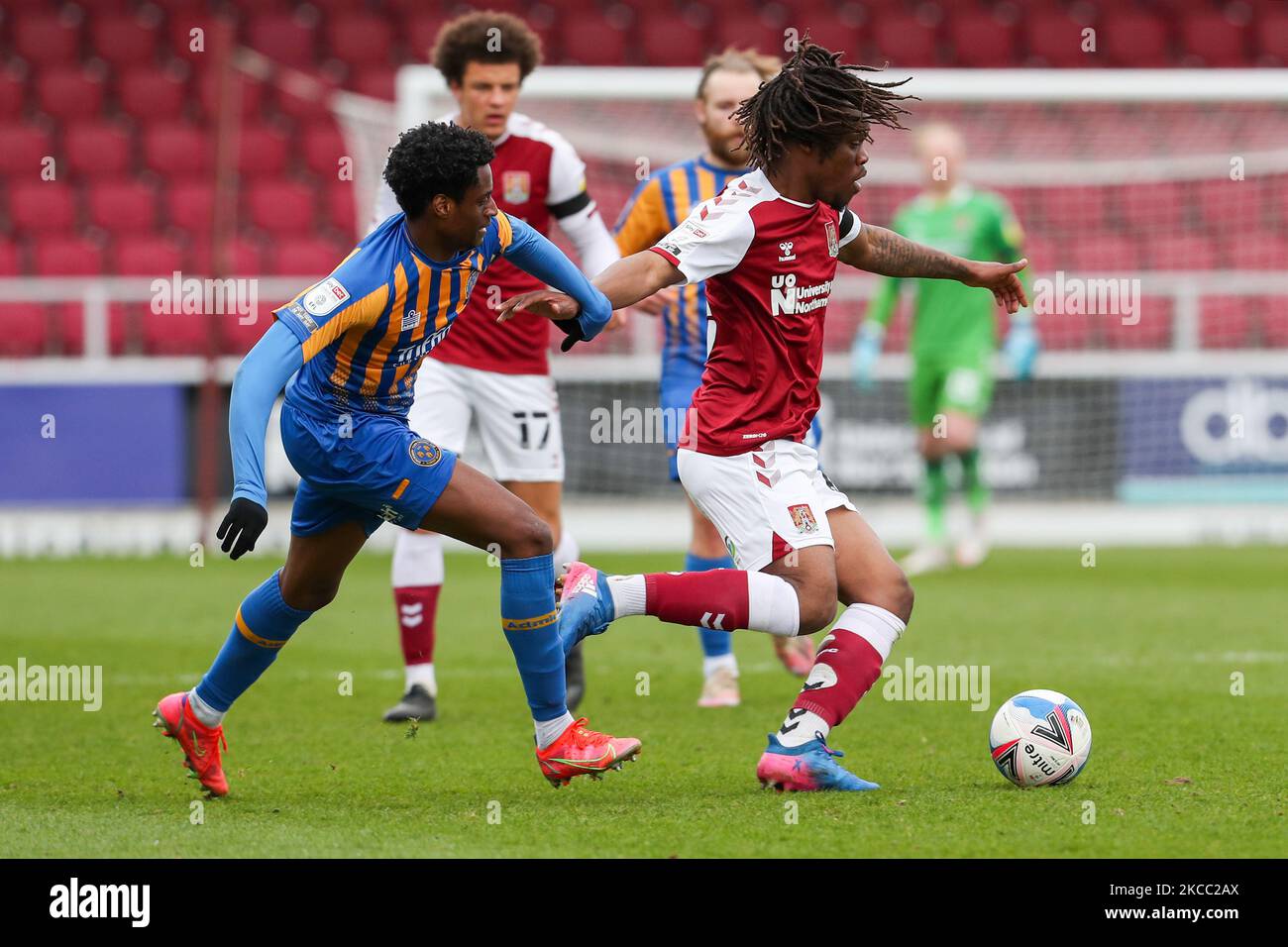 Peter Kioso di Northampton Town è sfidato da Nathanael Ogbeta di Shrewsbury Town durante la prima metà della partita della Sky Bet League One tra Northampton Town e Shrewsbury Town al PTS Academy Stadium di Northampton venerdì 2nd aprile 2021. (Foto di John Cripps/MI News/NurPhoto) Foto Stock