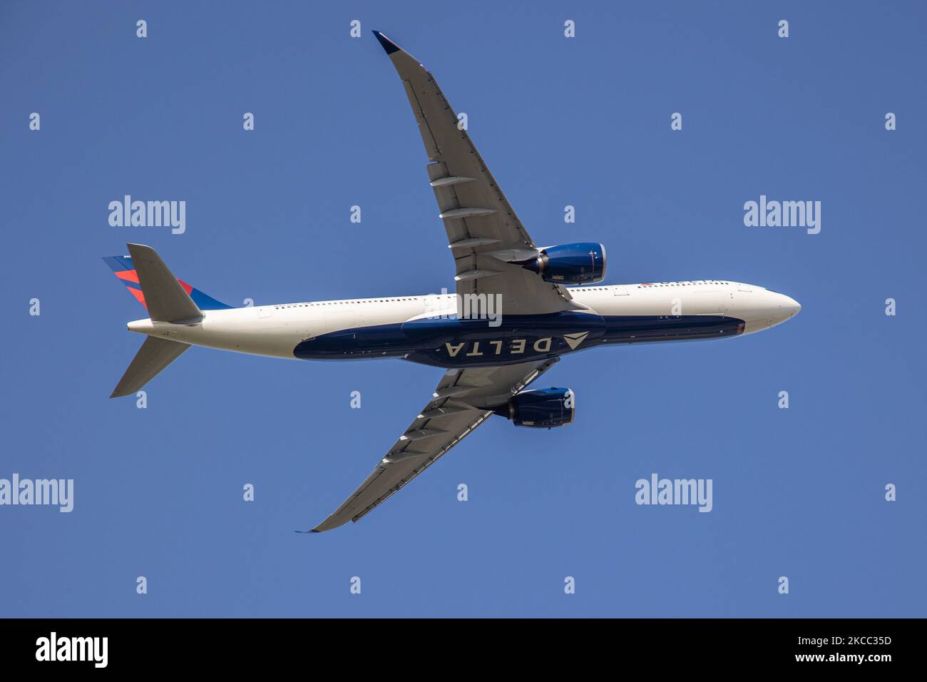 Delta Air Lines Airbus A330neo o A330-900 con opzione neo motor del costruttore aereo europeo, visto in partenza dall'aeroporto internazionale Schiphol AMS EHAM di Amsterdam. Il moderno e avanzato velivolo a fusoliera larga ha la registrazione N407DX, è alimentato da 2xRR motori a reazione ed è stato consegnato a Delta Airlines nel settembre 2020. Delta è un vettore statunitense con sede centrale e hub ad Atlanta, Georgia, che collega quotidianamente l'America alla capitale olandese. Delta DL DAL è la seconda compagnia aerea più grande del mondo e membro dell'alleanza aerea SkyTeam. Il mondo aviati Foto Stock