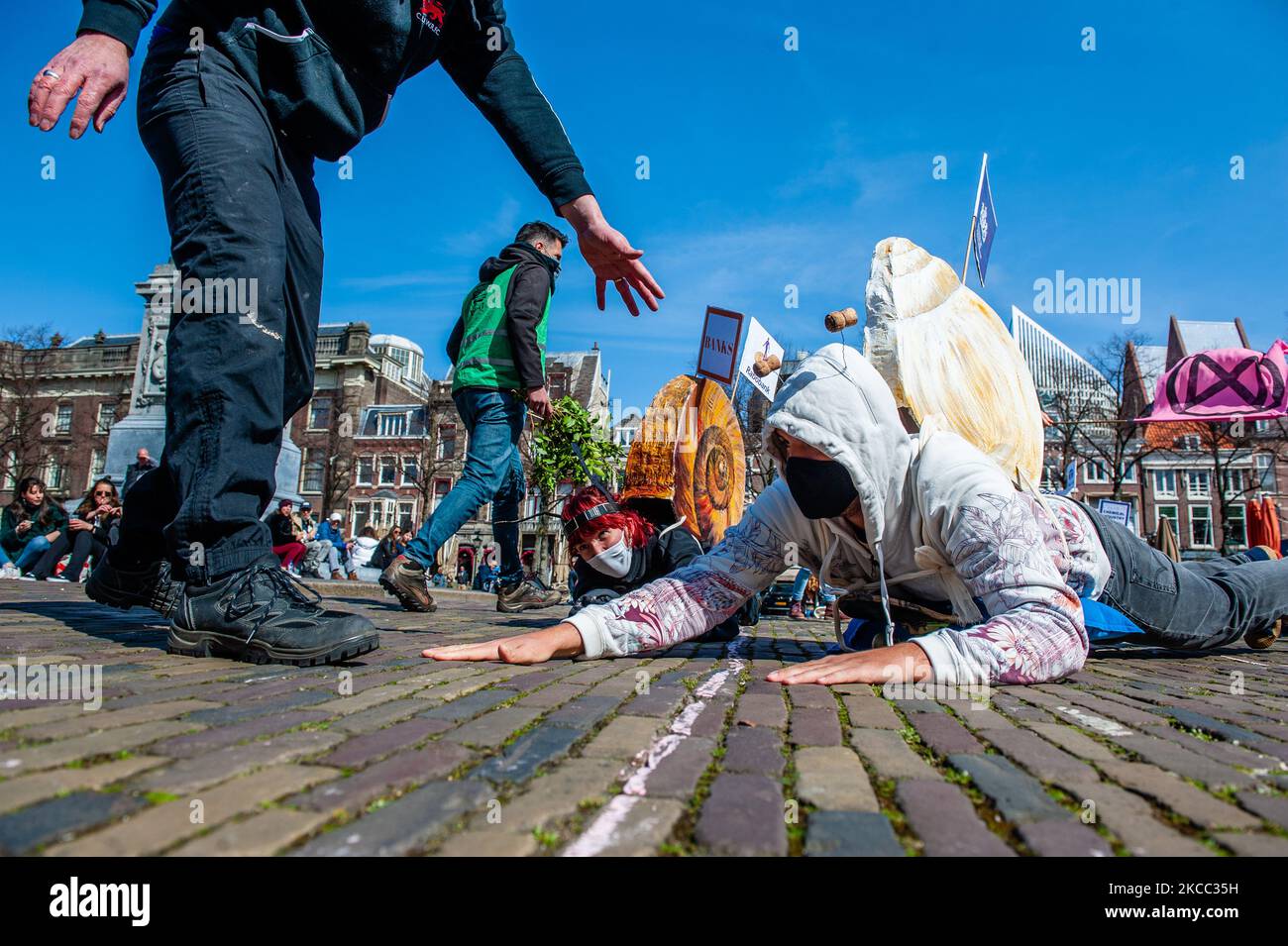 GLI attivisti DELLA XR che si vestono come lumache stanno partecipando alla Climate-Snail Race per simboleggiare il lento movimento verso emissioni nette zero che si è avuto a l'Aia il 3rd aprile 2021. (Foto di Romy Arroyo Fernandez/NurPhoto) Foto Stock