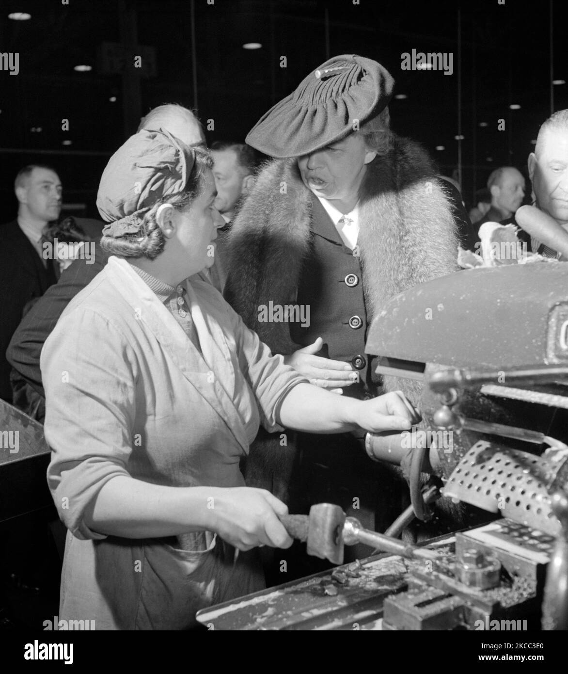 First Lady americana, Eleanor Roosevelt, parlando con una donna machinista, 1942. Foto Stock