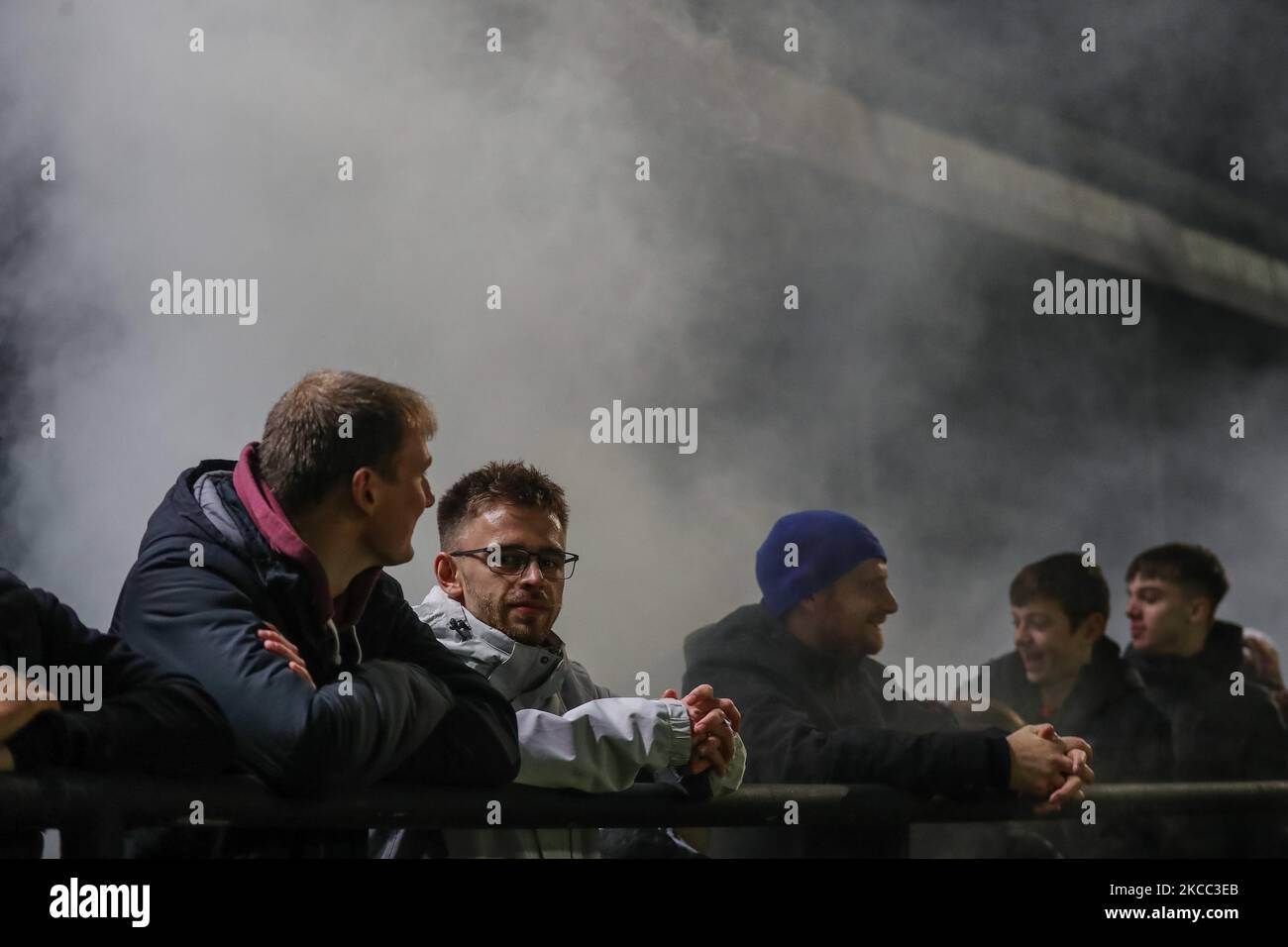 I fan di Hereford usano un pirotecnico durante la partita della Emirates fa Cup First Round Hereford FC vs Portsmouth a Edgar Street, Hereford, Regno Unito, 4th novembre 2022 (Foto di Gareth Evans/News Images) Foto Stock