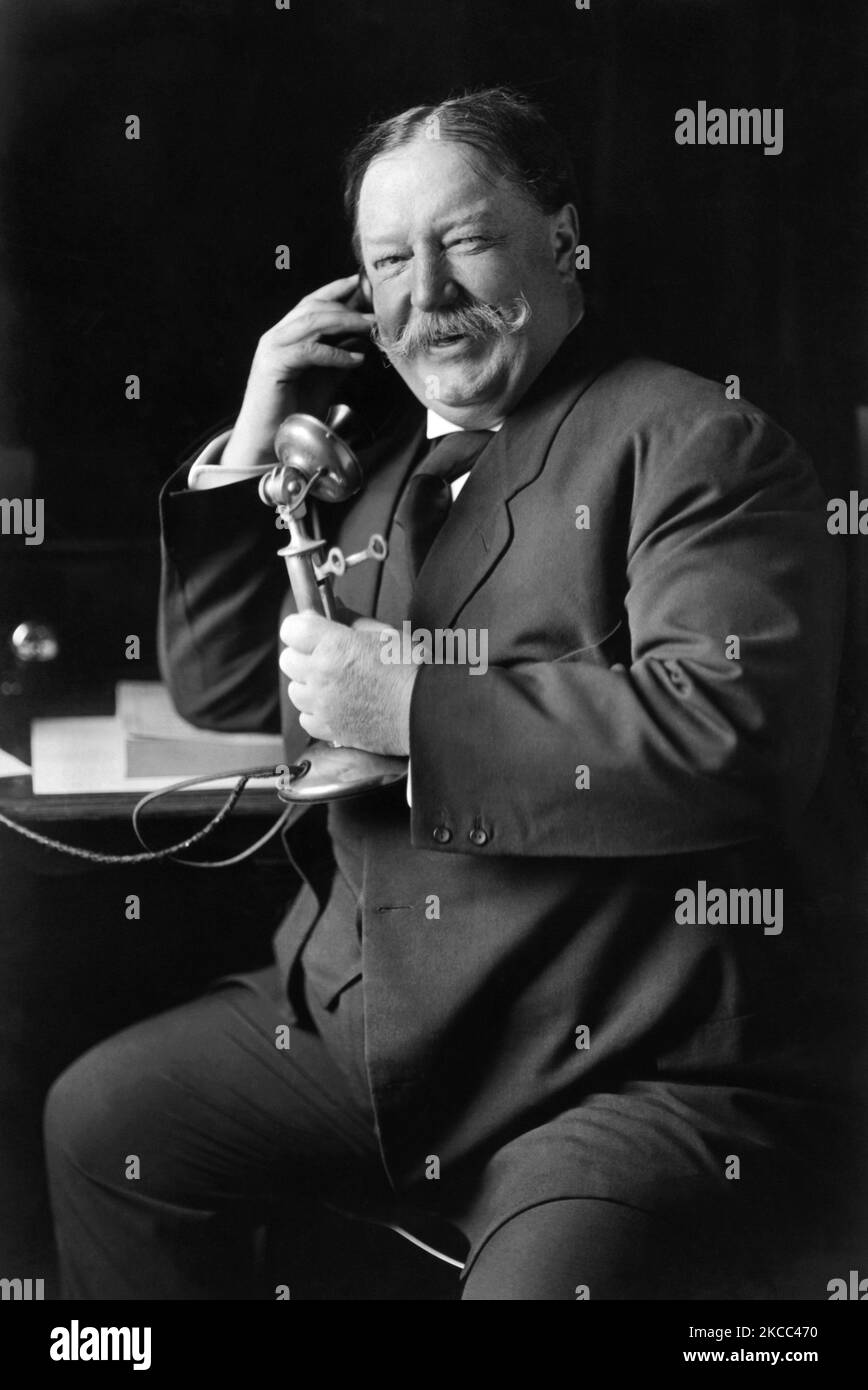 Il presidente William Howard Taft sorride mentre parla al telefono, 1908. Foto Stock