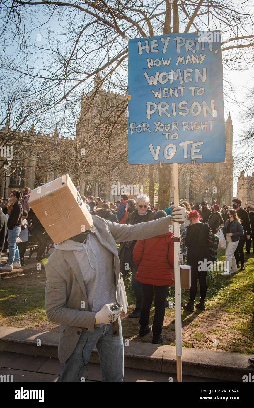 I manifestanti si riuniscono a Bristol il 3rd aprile per la quinta protesta "Kill the Bill” contro la polizia, il crimine, i tribunali e la condanna di Bill, che propone tra le altre cose di aumentare il potere di polizia, limitare i diritti di protesta, criminalizzare la trasgressione e aumentare i tempi di carcere per danneggiare le statue. (Foto di Giulia Spadafora/NurPhoto) Foto Stock