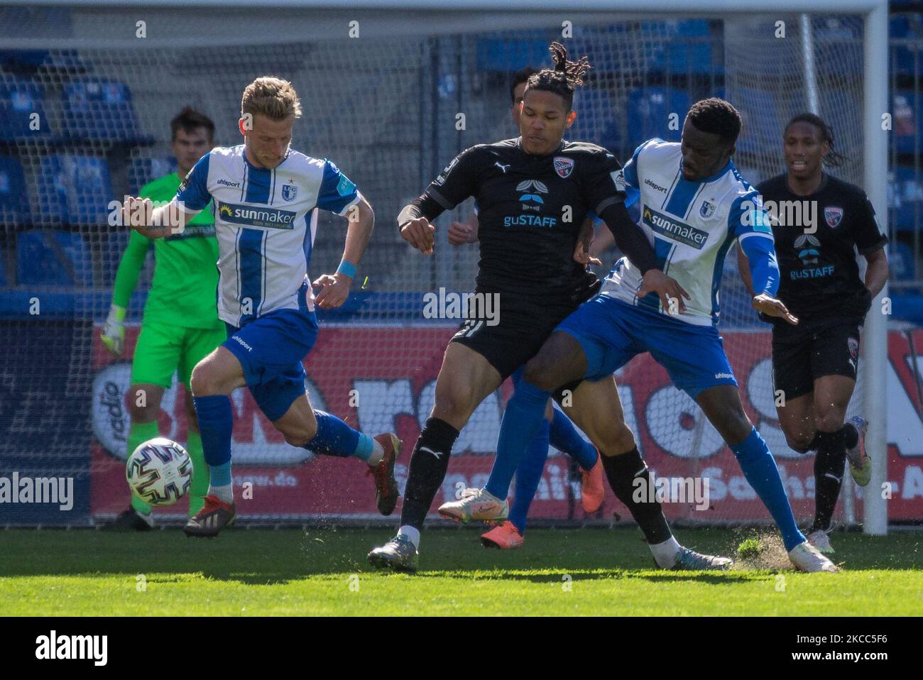 Dominik Ernst (a sinistra) di Magdeburgo, Justin Butler di Ingolstadt (secondo da sinistra) e Sirlord Conteh (a destra) di Magdeburgo combattono per la palla durante gli anni '3. Liga partita tra 1. FC Magdeburg e FC Ingolstadt 04 alla MDCC-Arena il 03 aprile 2021 a Magdeburg, Germania. (Foto di Peter Niedung/NurPhoto) Foto Stock