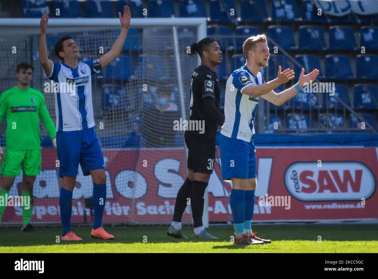 Tobias Mueller (a sinistra) e Dominik Ernst (a destra) di Magdeburgo reagiscono durante gli anni '3. Liga partita tra 1. FC Magdeburg e FC Ingolstadt 04 alla MDCC-Arena il 03 aprile 2021 a Magdeburg, Germania. (Foto di Peter Niedung/NurPhoto) Foto Stock