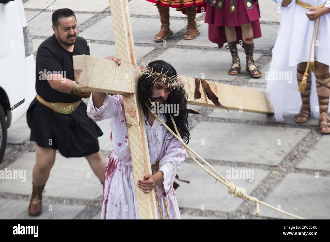 La rappresentazione 178 della Passione di Cristo nel Borough di Iztapalapa, Città del Messico, Messico, il 2 aprile 2021 continuò a porte chiuse a causa della pandemia del COVID-19. Il Venerdì Santo, che commemora la Crocifissione di Gesù Cristo, è stato trasmesso dal vivo dal Santuario del Senor de la Cuevita'. (Foto di Cristian Leyva/NurPhoto) Foto Stock