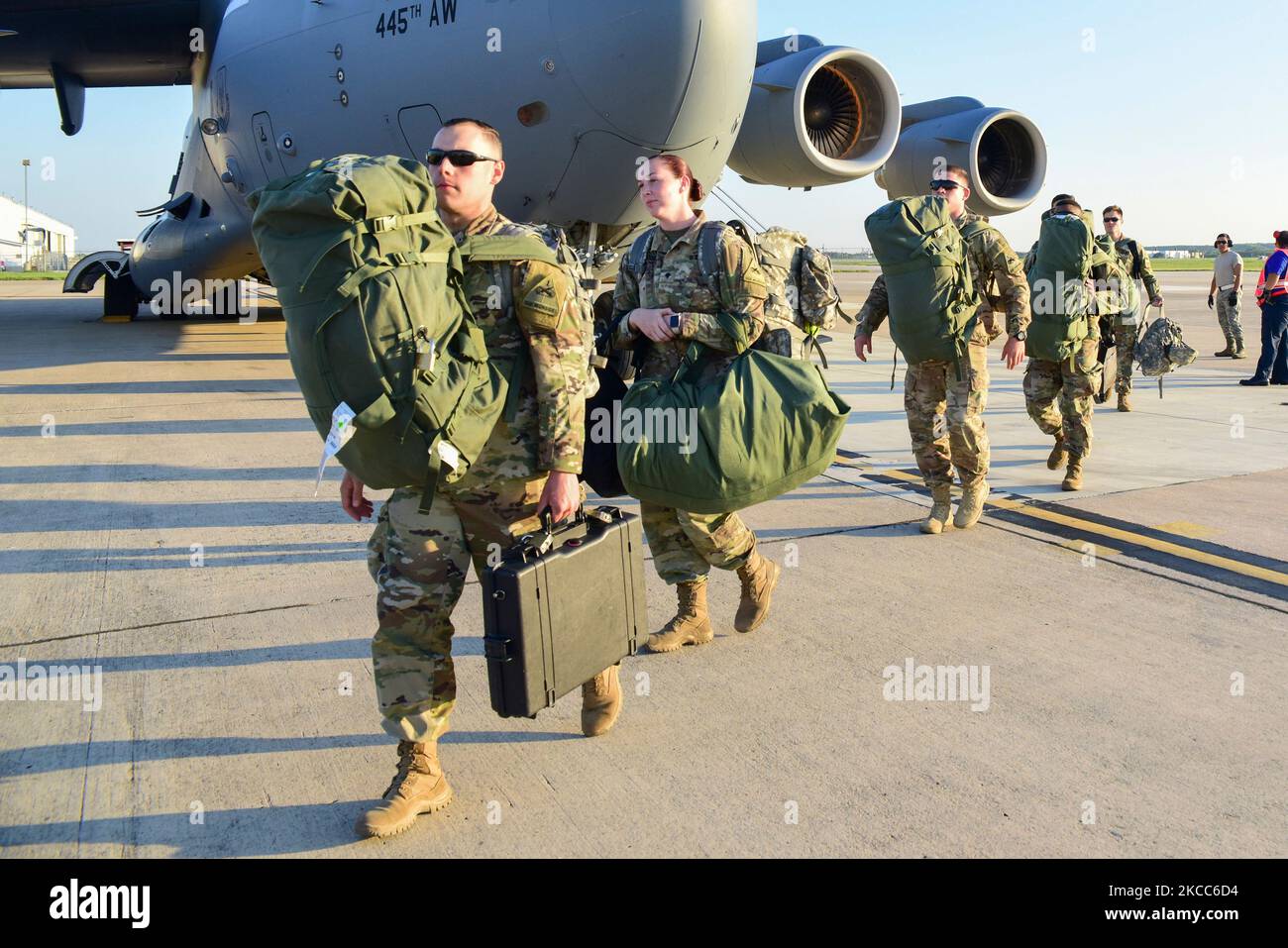 I soldati arrivano su C-17s da in appoggio all'uragano Harvey in Texas. Foto Stock