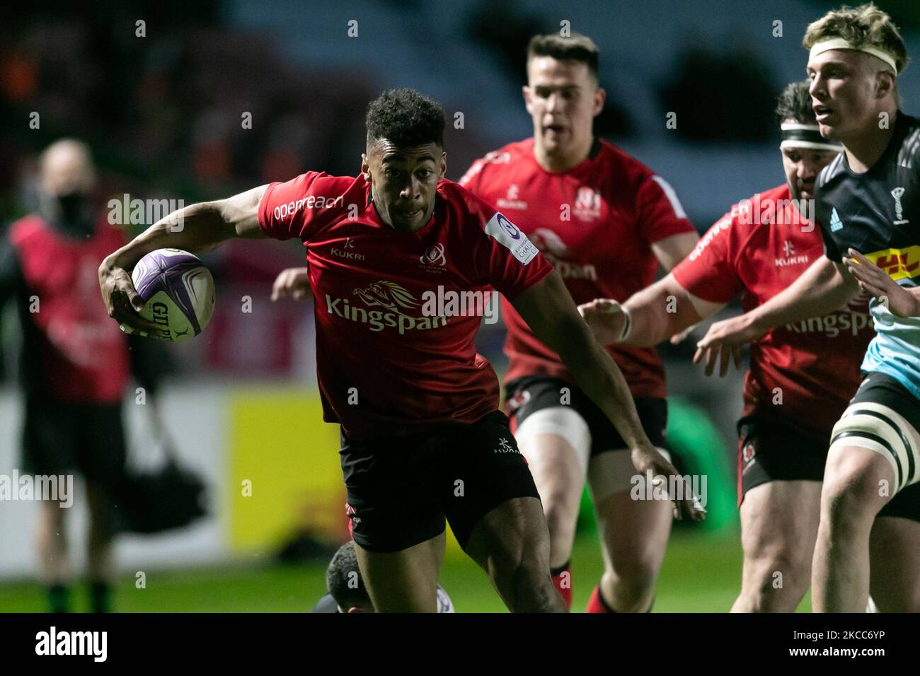 Robert Baloucoe dell'Ulster in azione durante la partita della European Rugby Challenge Cup tra Harlequins e Ulster Rugby a Twickenham Stoop, Londra, Inghilterra il 4th aprile 2021. (Foto di Juan Gasparini/MI News/NurPhoto) Foto Stock