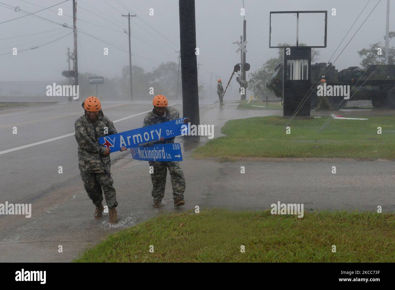 I soldati statunitensi raccolsero grossi detriti sulla scia dell'uragano Harvey di Victoria, Texas. Foto Stock