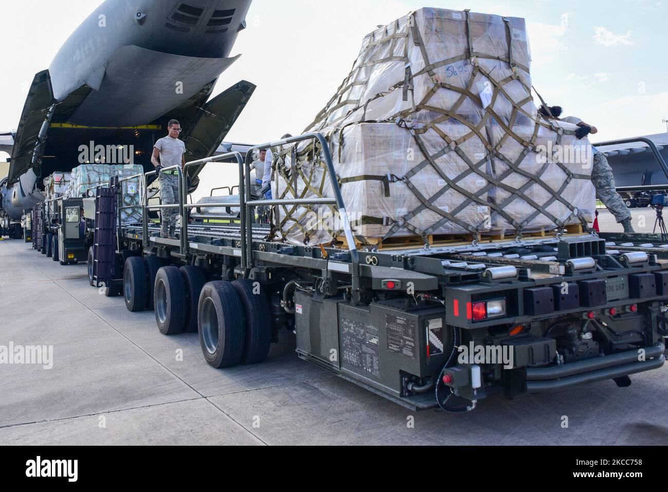 Pallet di forniture pronti per essere consegnati in Texas a sostegno degli sforzi di soccorso dell'uragano Harvey. Foto Stock