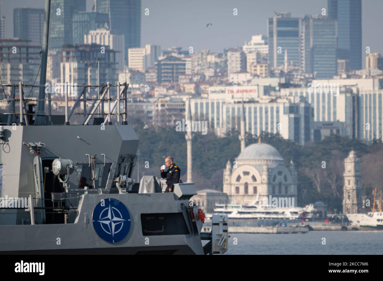 La fregata marina spagnola Mendez Nunez e la fregata marina turca TCG Kemalreis F247 sono state ormeggiate vicino al porto di Eminonu a Istanbul, in Turchia, a seguito di esercitazioni navali congiunte della NATO il 3 aprile 2021, a Istanbul, in Turchia. (Foto di Diego Cupolo/NurPhoto) Foto Stock